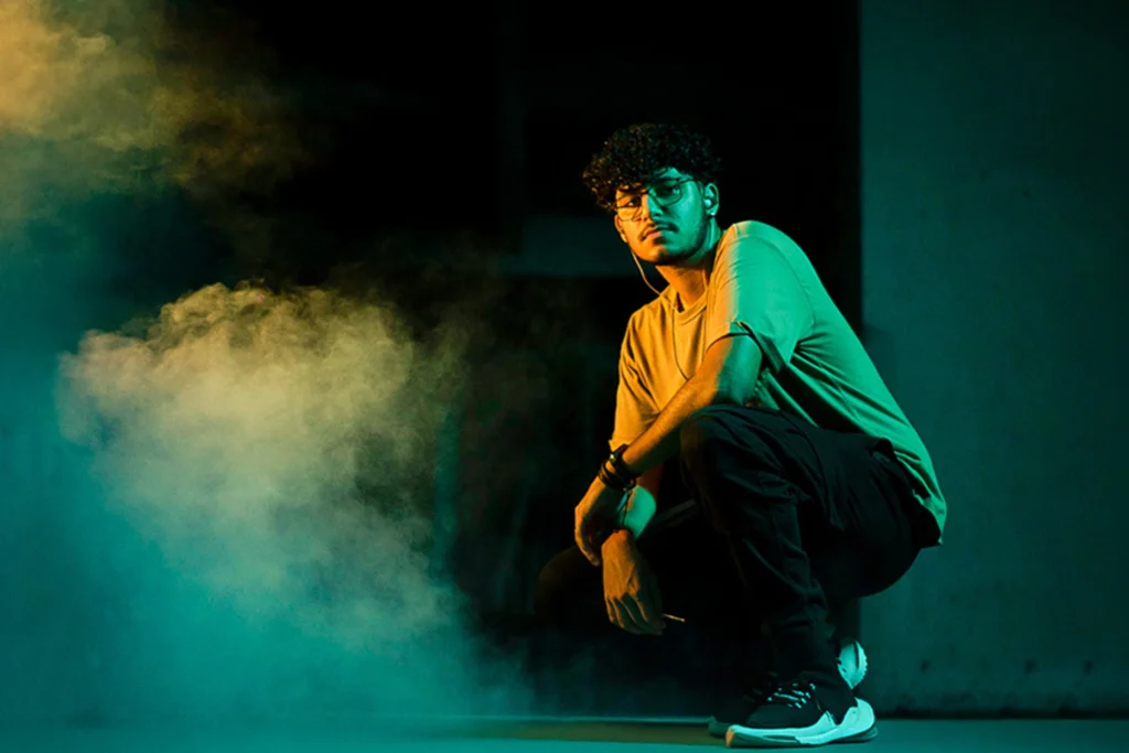 Retrato criativo masculino com fumaça e luz dramática por Luiz Barreto Fotografia
