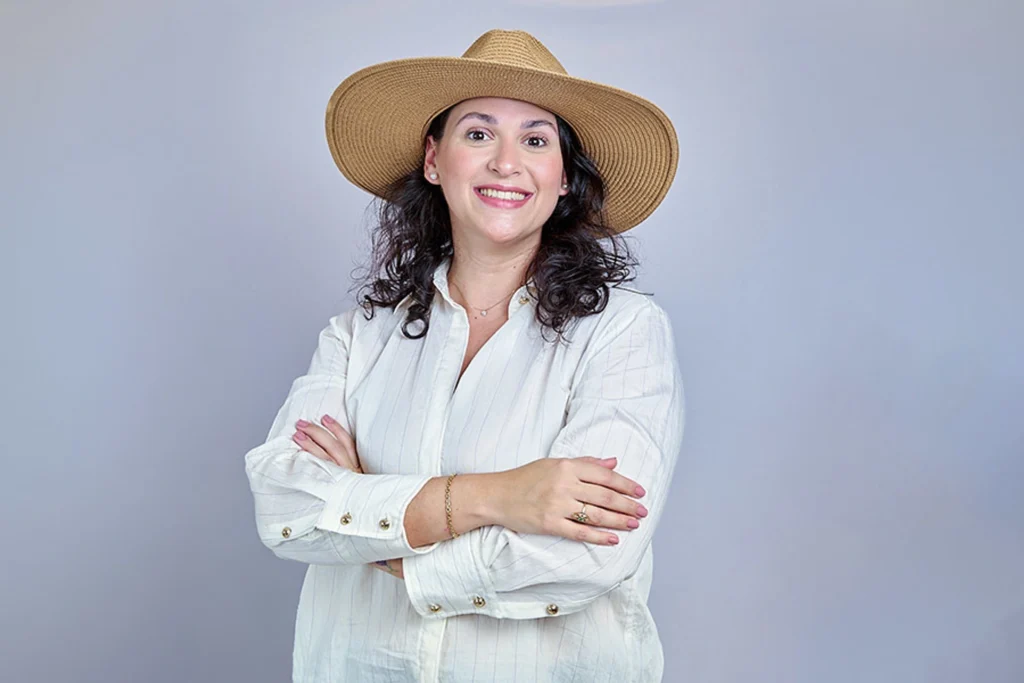 Retrato feminino em estúdio com chapéu por Luiz Barreto Fotografia